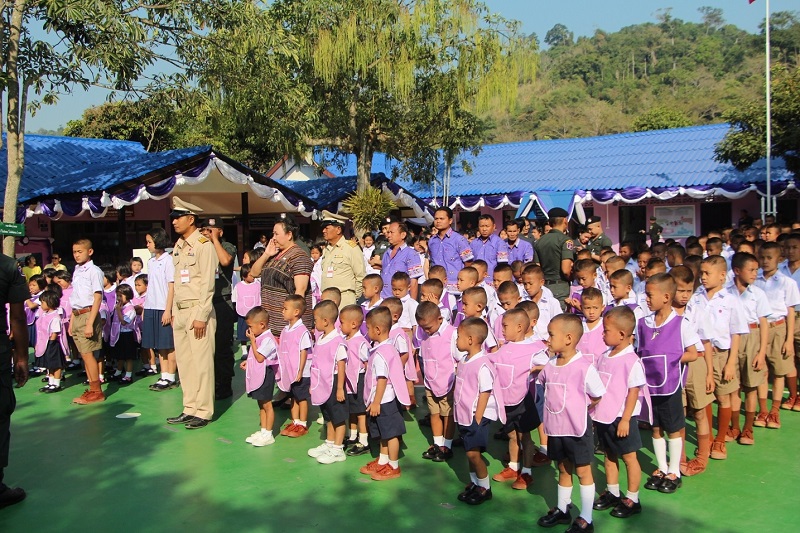 The students of Tako Pid Thong Border Patrol Police School with Bridgestone Recycled Tire Sport Field