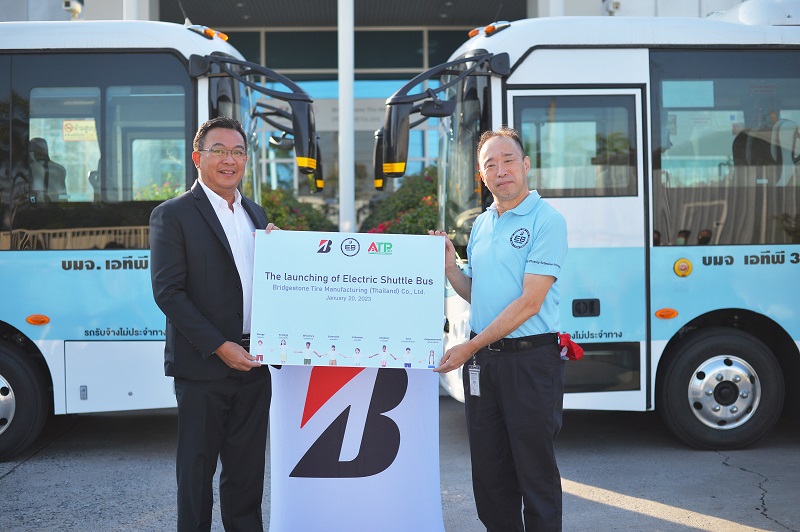 Mr. Shousuke Namiyama, Managing Director of Bridgestone Tire Manufacturing (Thailand) Co., Ltd. (right) Received Five EV Shuttle Buses from Mr. Piya Techakul, Managing Director of ATP 30 Public Co., Ltd. (left)